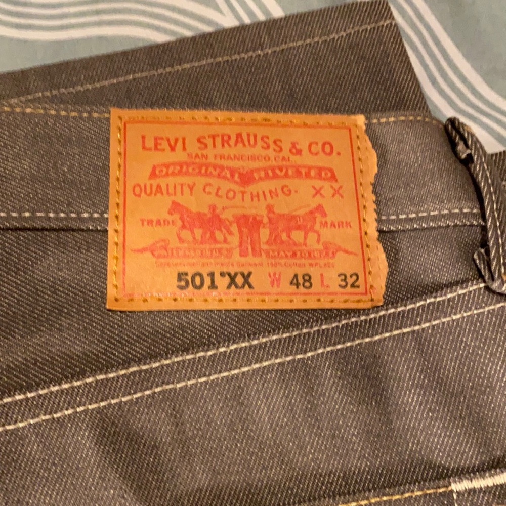 BUTTON-FLY LEVIS, GRAY, 48/32, JEANS. BEAUTIFUL CONTRAST STITCHING. (BRAND NEW)
